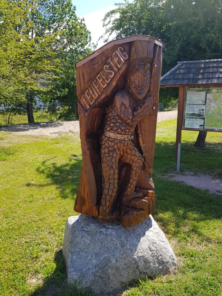 Teufel in Holz geschnitzt: Den Beginn des Lautenbacher Teufelsteig kann man nicht übersehen.